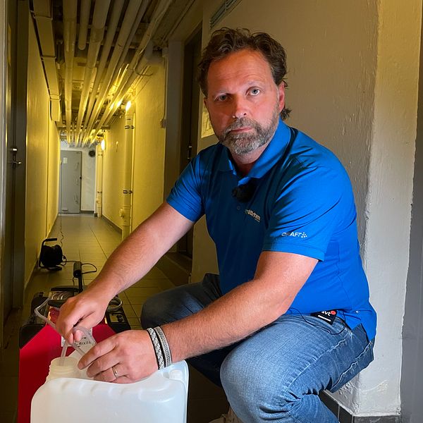 Ansvarig från Vätterhem sitter med avfuktare