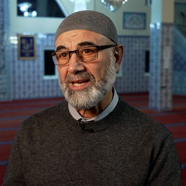 En församlingsmedlem i Fittja moské under fredagsbönen
