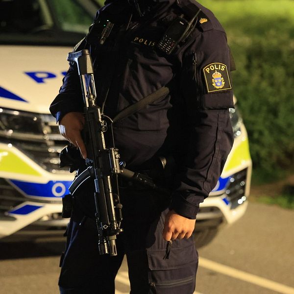 Polis med vapen.