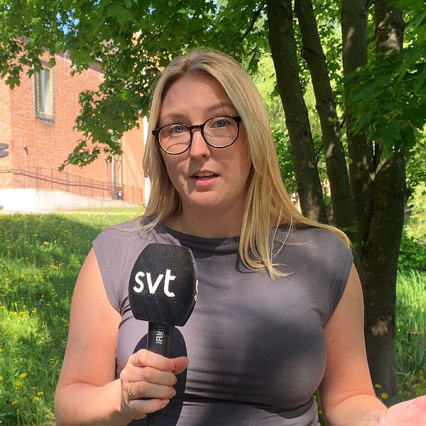 SVT:s reporter utanför hovrätten i Sundsvall.