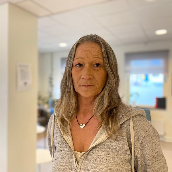 Nina Gabrielsson jobbar på EOS i Jönköping. På bilden står hon inomhus och tittar in i kameran. Hon har långt hår och klädd i en ljus hoodie..