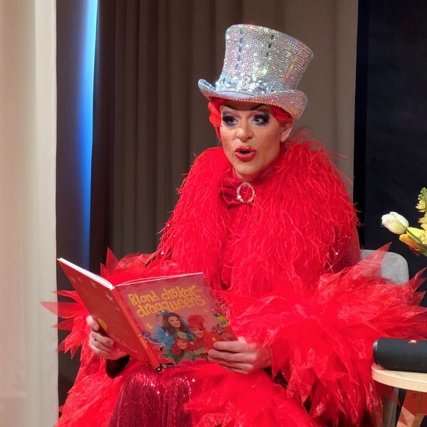 Dragartisten Björta från Bland drakar och dragqueens läser sagor för barn på Arkenbiblioteket i Örnsköldsvik.