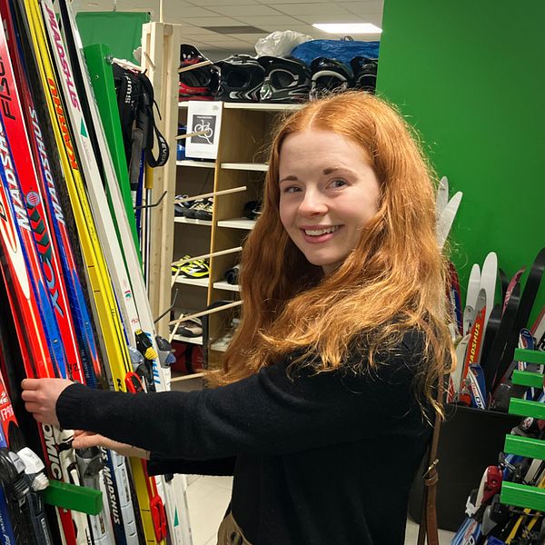 Fredrika von Essen, står och väljer ut ett par skidor som hon ska låna från fritidsbanken i Östersund