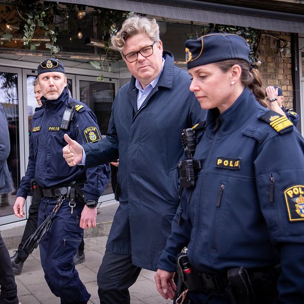 Justitieminister Gunnar Strömmer och poliser under besök i Gävle