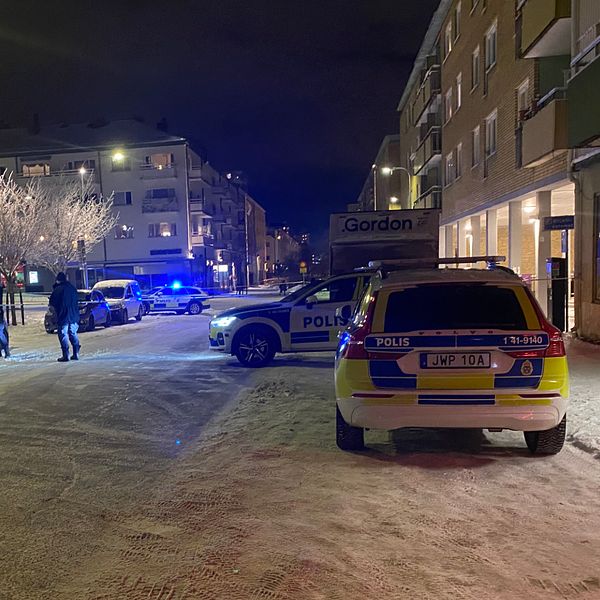 Flera polisbilder och människor på en gata i Nyfors i Eskilstuna.