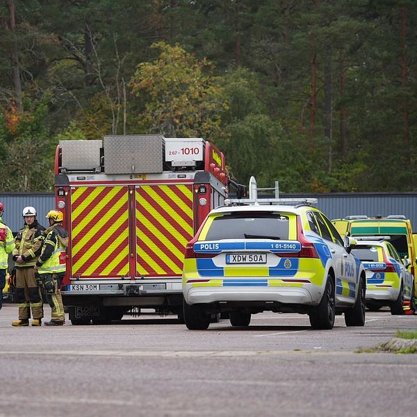 Polis och räddningstjänst vid avspärrning efter knivattacken på Fagrabäckskolan