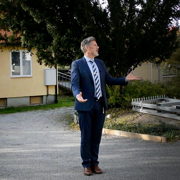 Kommunstyrelsens ordförande Sven Gustafsson står framför bagarvillan i Handen, där den nya skolakuten har öppnat.