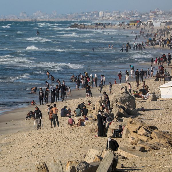 Människor längst med stranden i Gaza.