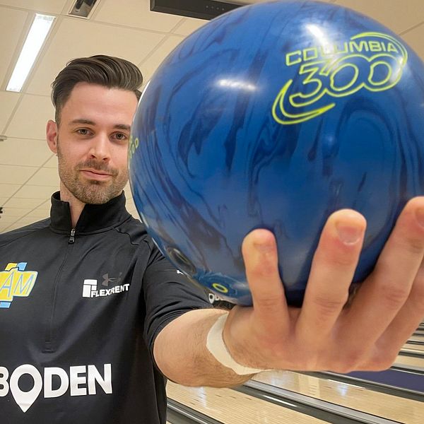 Adam Andersson från Boden med ett bowlingklot.