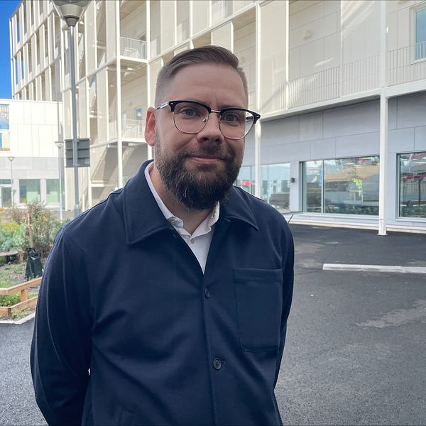 Christopher Rydell utanför Sandaskolans högstadium i Huskvarna vid invigningen.