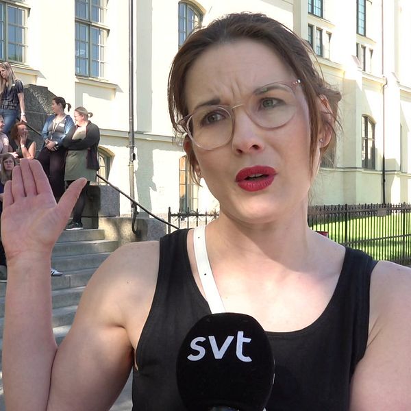 Alicia Sjöberg framför s:t eskils a-hus i Eskilstuna