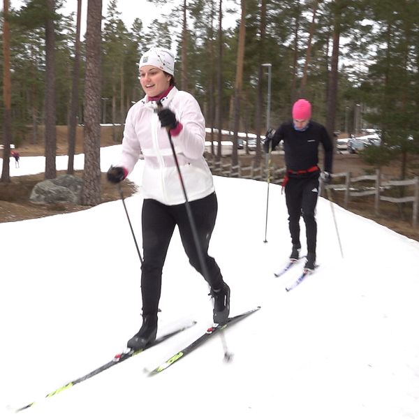 Två personer tränar skidor inför Vasaloppet