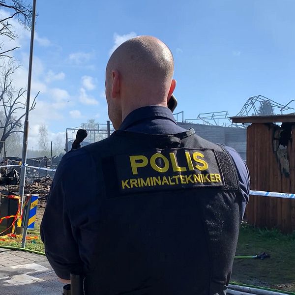 Polisens kriminaltekniker på plats vid Halmstad äventyrsland efter branden.