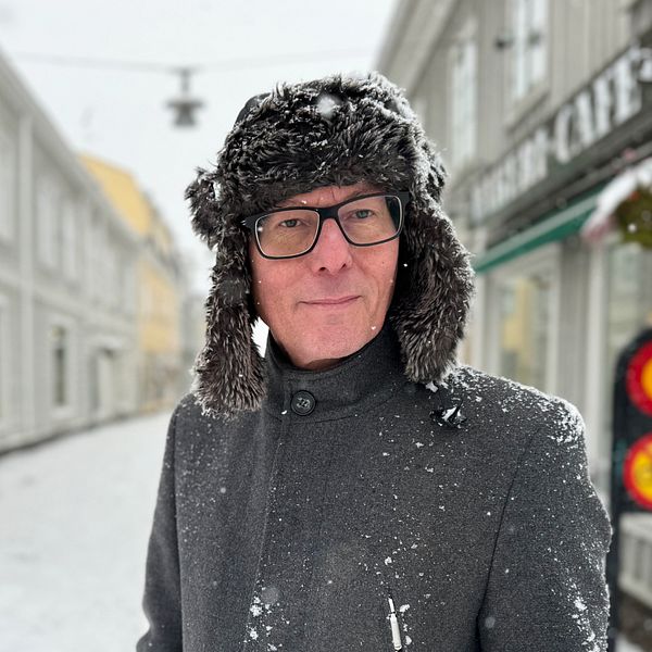 Eksjös kulturchef Thomas Hanzén står på en snöig gågata i Eksjö.