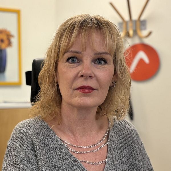 Rebecca Wallander, huvudskyddsombud för Akademikerförbundet SSR, i kontorsmiljö