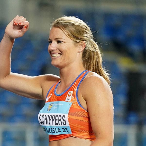Friidrottaren Dafne Schippers höjer näven i skyn.