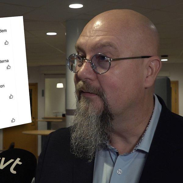 Magnus Gärdebring visar upp sina inlägg i sociala medier under en intervju inomhus.