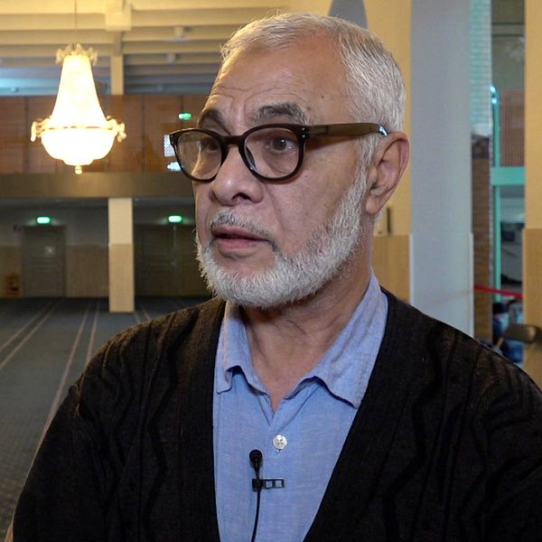 Mahmoud Khalfi, imam vid Stockholms stora moské, står inne i moskéen.