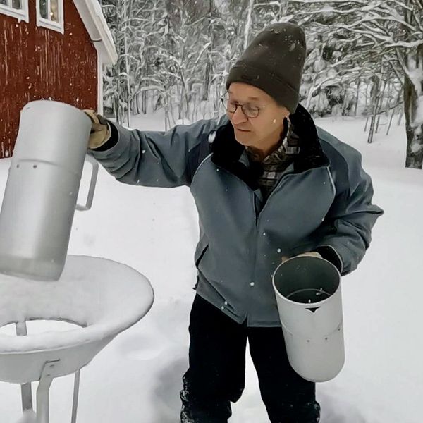 Lars Peter Fhärm mäter vid en väderstation