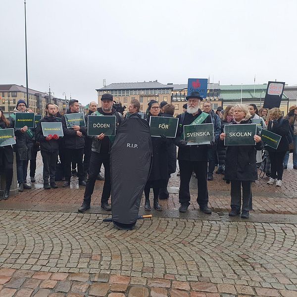 Lärare och föräldrar manifesterar mot nedskärningar inom grundskolor i Göteborg