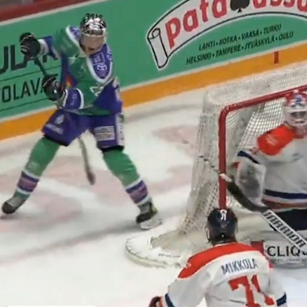 Delad bild. En hockeyspelare fintar målvakten och lyfter klubban bakom mål för att göra ett så kallat zorromål.