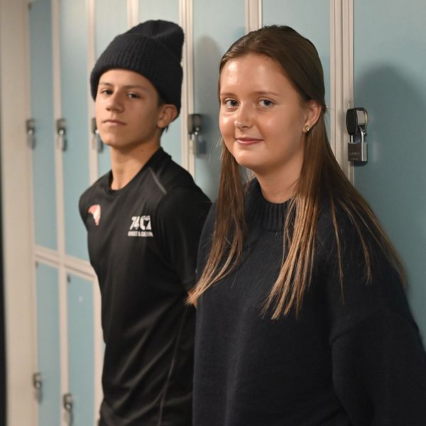 Oliver Sahlin och Alicia Bring i skolans korridor under höstlovet