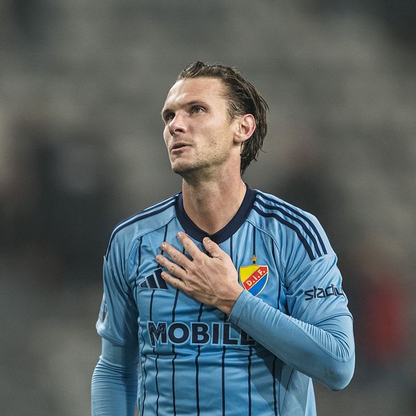 Albin Ekdal i Djurgårdens IF-tröja under en fotbollsmatch.