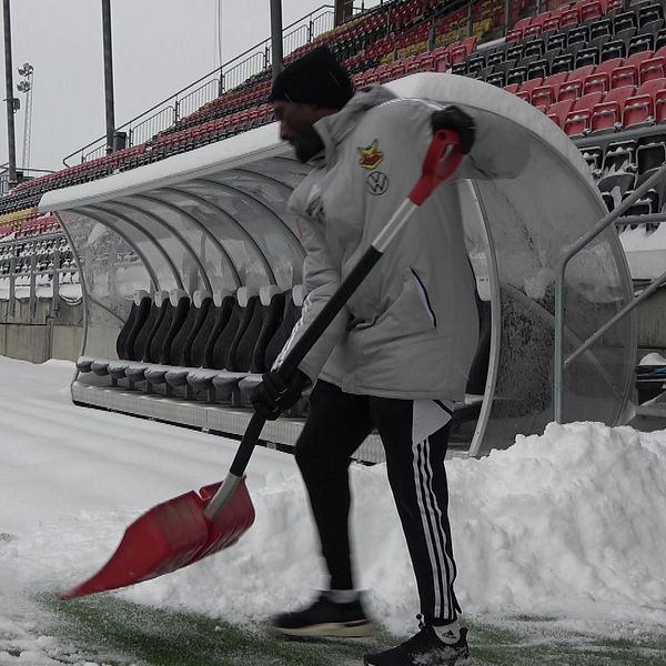 ÖFK:s materialförvaltare Moubarak Abdallah fick inleda torsdagens träning med snöskottning