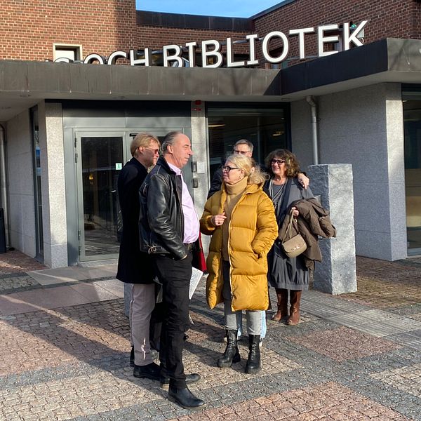 Flera personer står utanför ingången till stadshuset i Mjölby kommun.