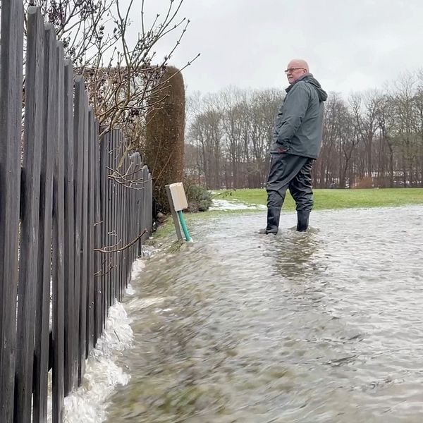 Jan-Erik Persson står i sitt bostadsområde i Hörby som översvämmats med vatten