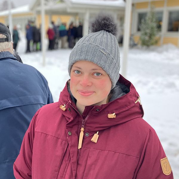 Amanda Rask köade i Norsjö för att få vaccin. Hon har en röd jacka och en grå mössa.