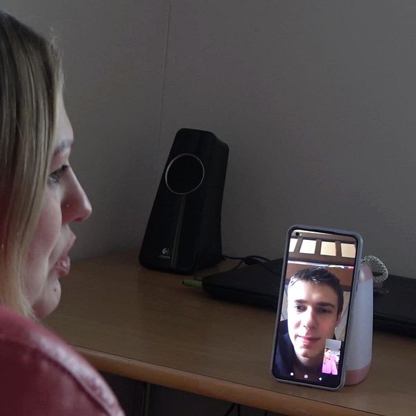 Ukrainare Irina Melnik  har videosamtal med sonen Vladislav