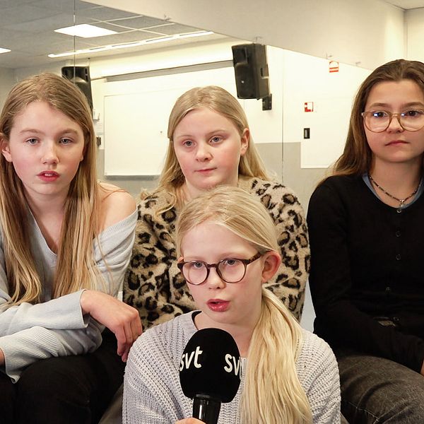 Starta klippet för att följa med till Kollaskolan och höra varför eleverna protesterar mot förändringen. I bild från vänster: Zoe Einehag, Meya Elenbrant, Saga Gidlund, Filippa Laarmå och Nicole Falk från klass 5C.