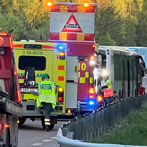 Stort räddningspådrag efter en frontalkrock på gamla E4 söder om Hudiksvall