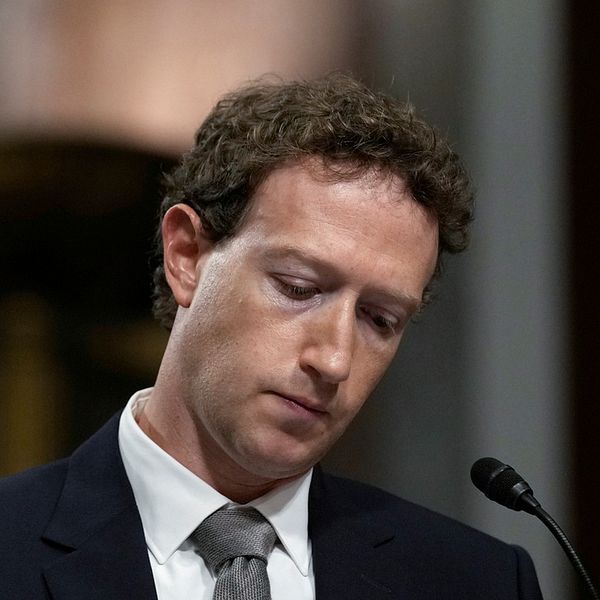 Metas grundare Mark Zuckerberg i bild som tittar ner i bordet.