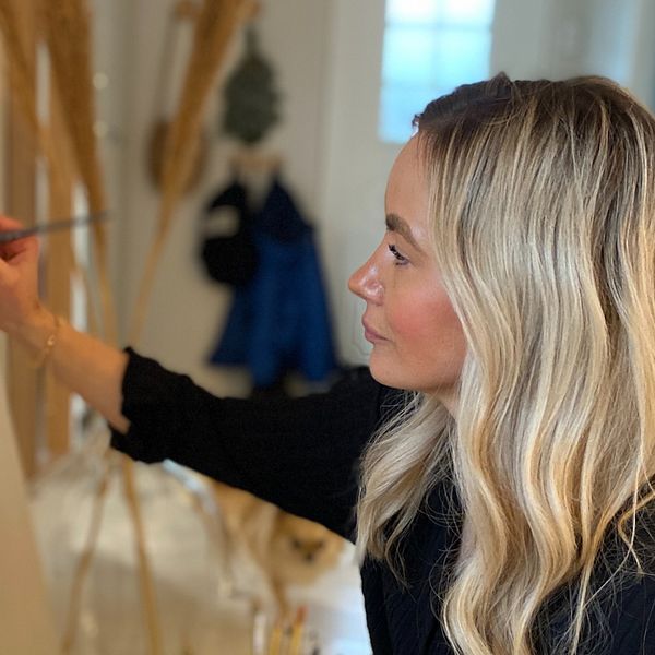 36-åriga frisörskan Linn Norlin målar en tavla i sitt hem i Åsa utanför Kungsbacka.