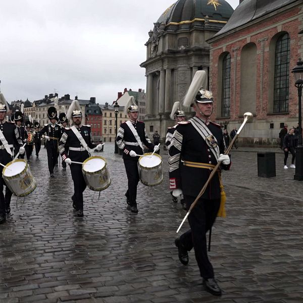 Videolla kunniavartio saattaa Ahtisaaren ritarikilven Riddarholmenin kirkkoon, jossa kunnioitettiin edesmenneen presidentin muistoa.