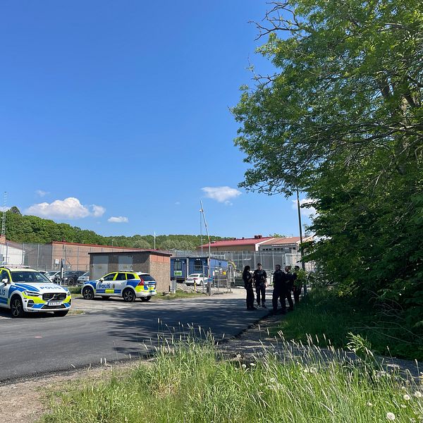 Flera polisbilar och poliser utanför anstalten i Högsbo i Göteborg efter larm om explosion under söndagen.