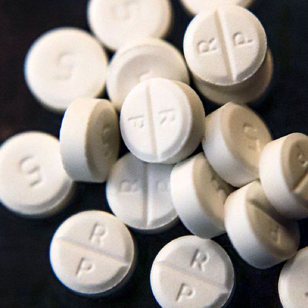 Till vänster en hårt blurrad bild från den så kallade tiktok-farmaceutens video. Till höger en hög med vita tabletter mot en svart bakgrund.