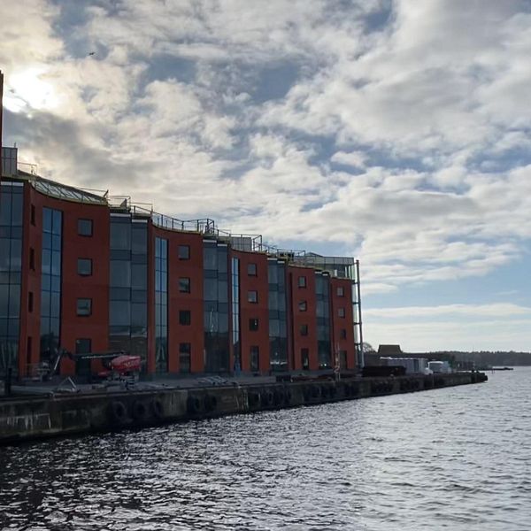 Byggnad med fönster mot vattnet i hamnen i Karlshamn.