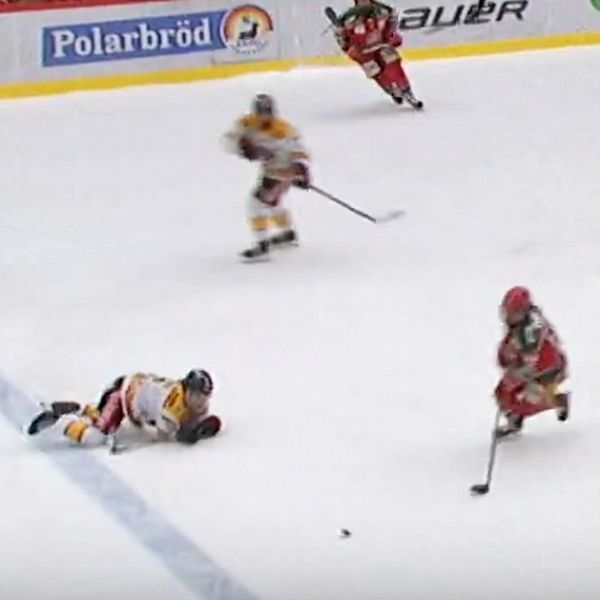 En delad bild som visar två sekvenser från en ishockeymatch. I den vänstra sidan ser vi en spelare i vita kläder som passerar pucken över isen, och i den högra sidan har samma spelare fallit medan motståndare i röda kläder åker förbi med pucken. Bakgrunden visar reklam för Polarbröd.