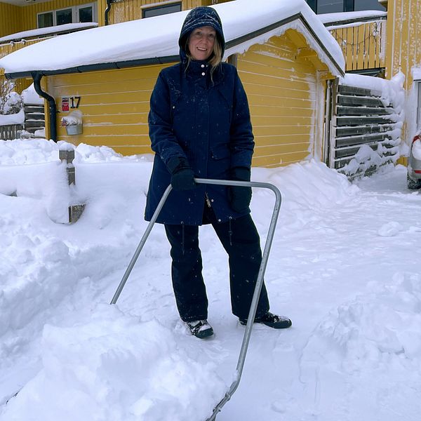 Snöskottande kvinna