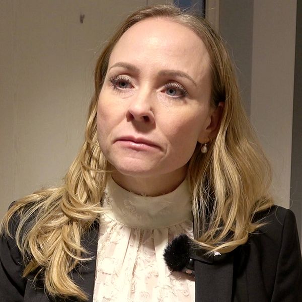 Delad bild med två kvinnor som bär mörka kavajer och mikrofoner fästa på kläderna. Den vänstra kvinnan har mörkt axellångt hår, medan kvinnan till höger har långt blont hår.