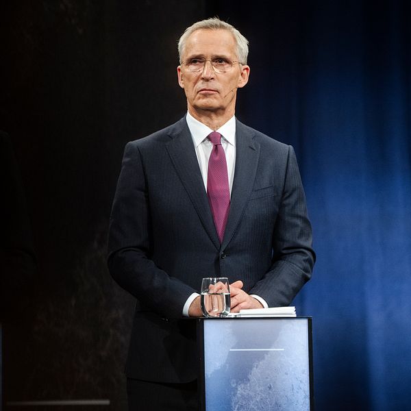 Jens Stoltenberg talar vid en talarstol om Natos framtid och utmaningar