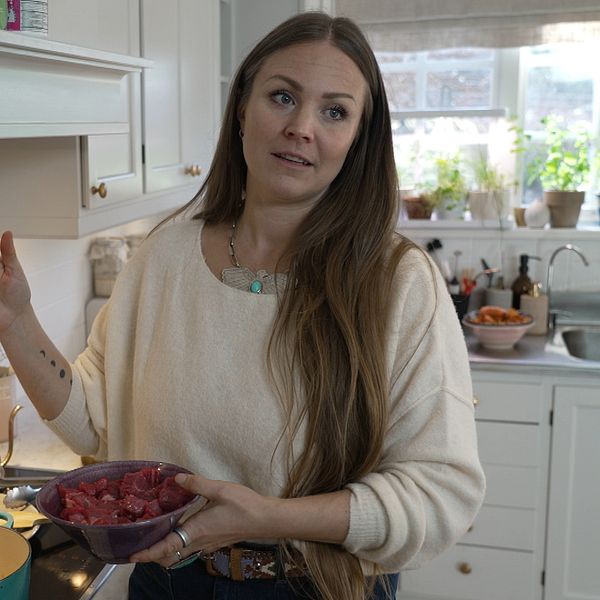 Rachel Bråthen håller skål med kött som hon ska laga en köttgryta av.