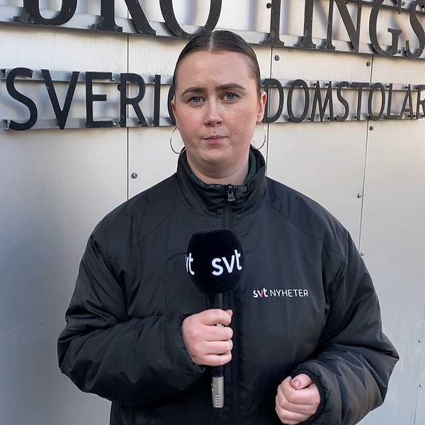 Hannah Gustafsson, reporter, framför Örebro tingsrätt