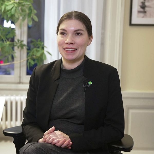 Annika Hirvonen sitter vid ett skrivbord