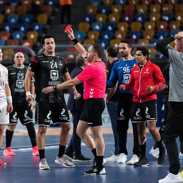 Matija Gubica delar ut ett rött kort till Mikkel Hansen (syns inte i bild) i det danska laget mot Egypten vid en VM-match i Kairo 2021. Nu har Gubica själv fått ett rött kort.
