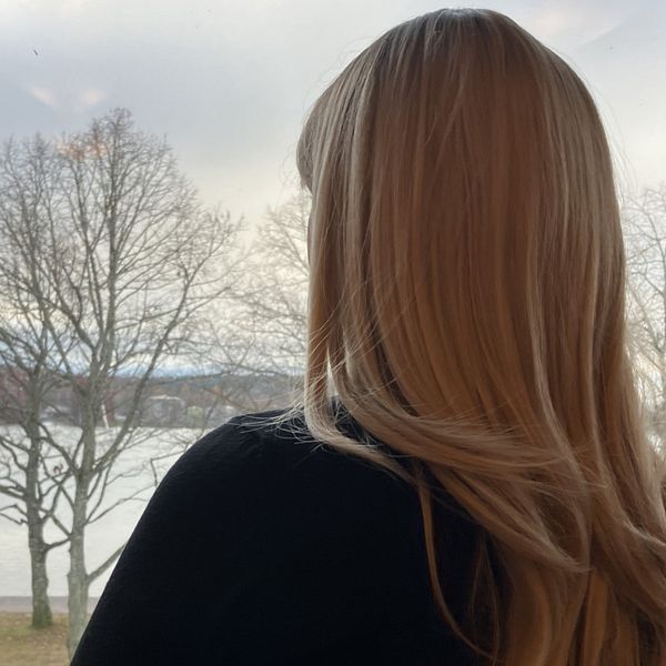 Ella, som egentligen heter något annat, lever gömd.