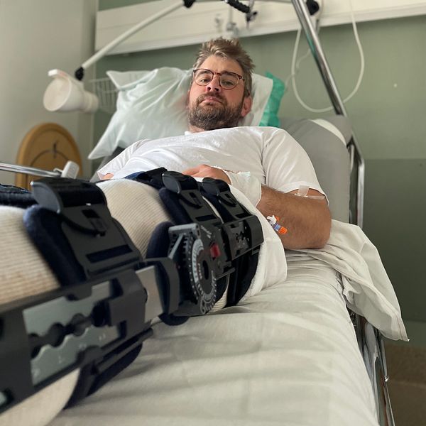 Björn Wennberg ligger i en sjukhussäng. Hans båda ben är fixerade med skenor sedan han slitit av lårens muskelfästen.